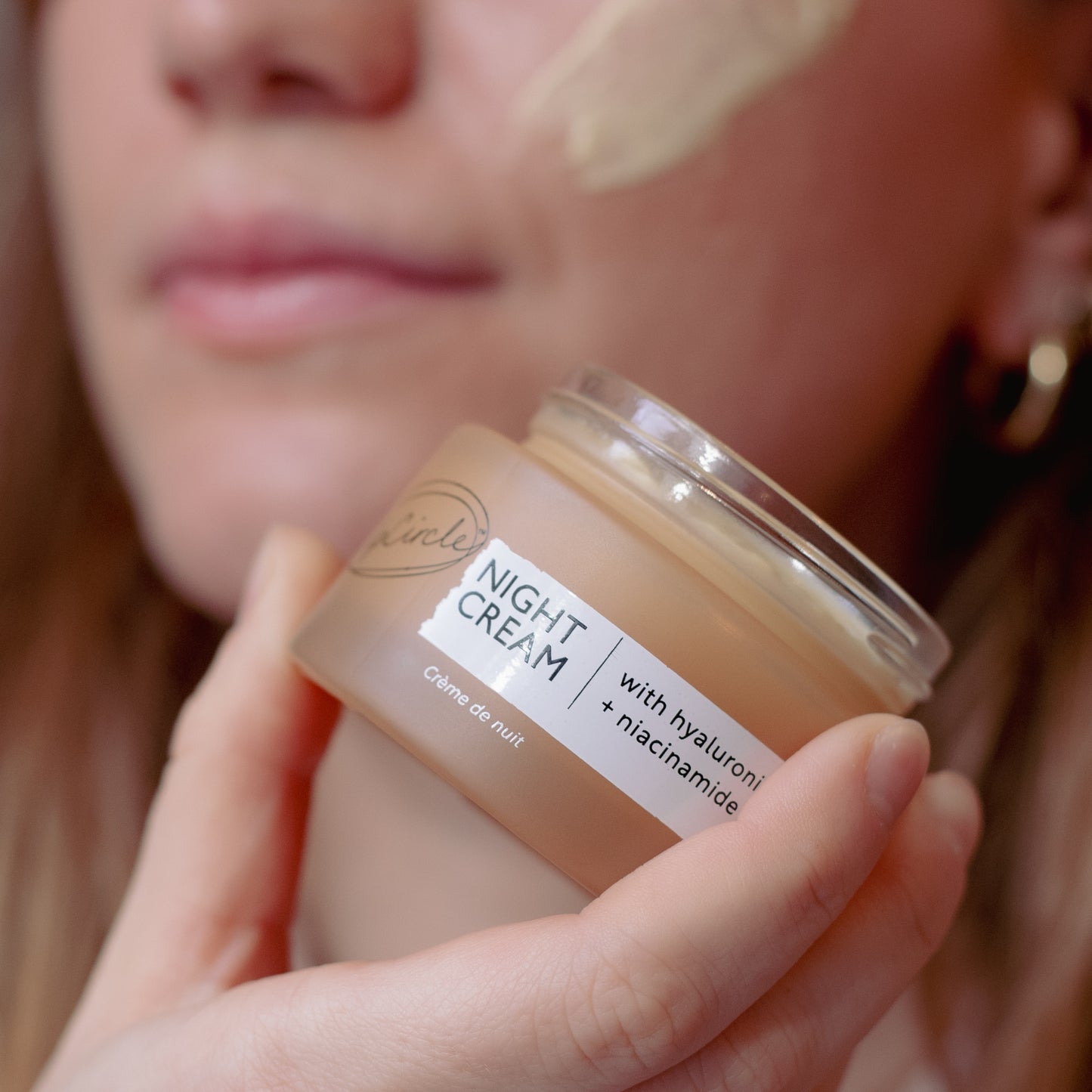 Hyaluronic Acid + Niacinamide Night Cream with anti-ageing properties